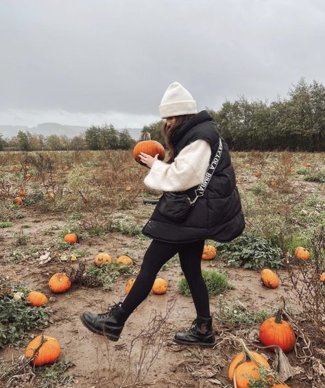 Pumpkin patch. Pumpkin inspo. Pumpkin patch aesthetic. Pumpkin patch photo ideas. Pumpkins. Cute photos. Farm. Pumpkin aesthetic. Aesthetic outfits. fall. autumn. Autumn vibes. fall vibes. Fall outfits. Style. Outfit inspiration. Vest Pumpkin Patch Photo Ideas, Aesthetic Pumpkin Patch, Pumpkin Patch Aesthetic, Pumpkin Inspo, Patch Aesthetic, Pumpkin Aesthetic, Aesthetic Pumpkin, Farm Clothes, Pumpkin Farm