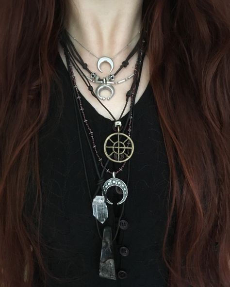 Layered Necklaces Aesthetic, Witch Core Outfits, Witch Burning, Witch Concept, Hippie Goth, Witch Accessories, Boho Witch, Witchy Style, Strega Fashion