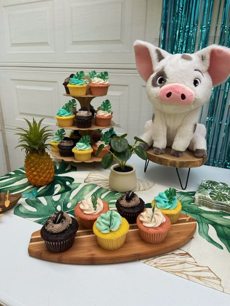 Moana and Pua cupcakes, birthday party theme Moana Birthday Party Treats, Moana Inspired Birthday Party, Moana And Ariel Birthday Party, Moana Birthday Table Decor, 2nd Birthday Moana Theme, Simple Moana Birthday Party, Moana Birthday Party Ideas For Boys, Moana Birthday Food, Moana Third Birthday Party