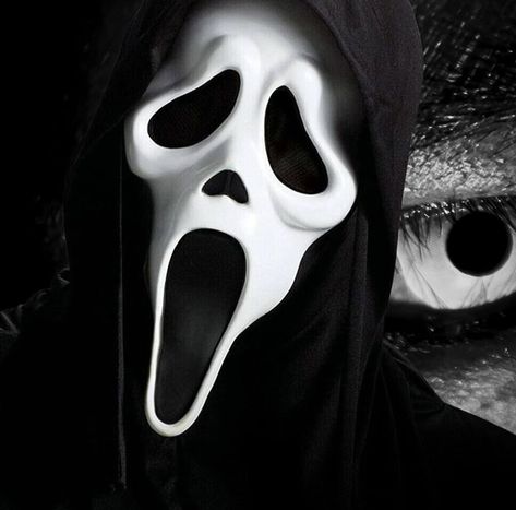 Scream Pfp, Looking Into The Mirror, Scary Scream, Scream Face, Ghostface Mask, Scream Costume, Cool Mask, Mask For Halloween, Super Scary