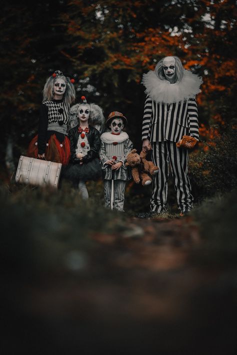 Scary Clown Family Costumes, Clown Costume Family, Scary Clown Kids Costume, Spooky Clown Photoshoot, Creepy Clown Photoshoot, Family Clown Costumes, Halloween Family Photoshoot, Halloween Family Photos, Costume Halloween Famille