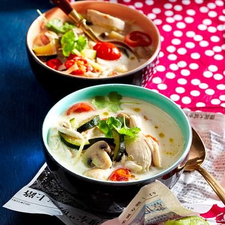 Tom Kha Gai – Thailändische Kokos-Hähnchen-Suppe Rezept Coconut Chicken Soup, Thai Coconut Chicken Soup, Thai Coconut Chicken, Tom Kha Gai, Tom Kha, Thai Coconut, Coconut Chicken, Chicken Soup Recipes, Thai Food