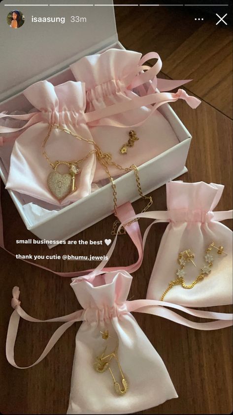 Small Business Accessories Packaging, Jewelry Aesthetic Pink, Jewelry Buissness, Jewelry Business Aesthetic, Cute Jewelry Packaging, Girly Packaging, Jewelry Gift Packaging, Pr Package, Jewelry Packaging Design