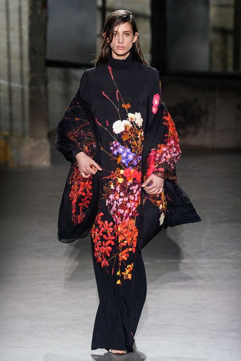 Dries Van Noten Fall 2019 Ready-to-Wear Collection - Vogue Birthday Outfit Winter, Winter Birthday Outfit, Women's Runway Fashion, Belgian Fashion, Fashion Trend Report, Paris Mode, Women Fashion Edgy, Outfit Winter, Fashion Show Collection