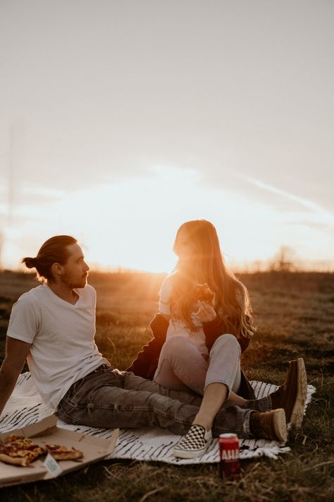 Couples posing, couples photoshoot at sunset, photoshoot at golden hour, pizza photoshoot, date night photoshoot Date Night Photoshoot Ideas, Pizza Picnic Photoshoot Couple, Pizza Date Night Photoshoot, Pizza Family Photoshoot, Engagement Photos With Pizza, Pizza Picnic Photoshoot, Pizza Date Photoshoot, Pizza Couple Photoshoot, Pizza Photoshoot Ideas