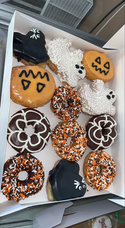 Fall Treat Aesthetic, Halloween Snacks Aesthetic, Aesthetic Fall Baked Goods, Autumn Snacks Aesthetic, Baking Fall Treats Aesthetic, October Foods, Summerween Aesthetic Food, Halloween Donuts, Halloween Sleepover