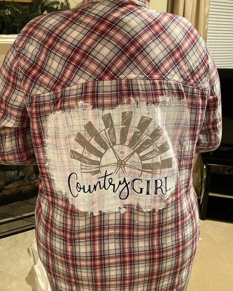 Bleached Flannel Shirts With Designs Diy, Flannel Shirt With Patch On Back Diy, Flannel Bleached Shirts Diy, Embellished Flannel Shirts, Diy Bleached Flannel, Bleached Flannel Shirts With Designs, Distressing Shirts, Diy Flannel Shirt Refashion, Tshirt Diy Upcycle