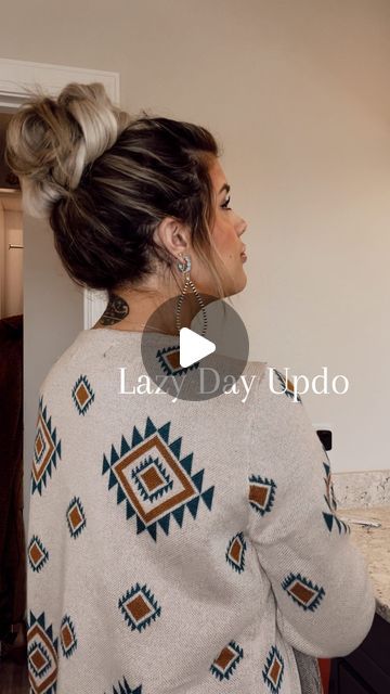 Cassidy Montalvo on Instagram: "Ahh the week of comfy clothes between Christmas hangover and new years scaries is upon us! Here is a good lazy day updo that will hopefully help you feel a little more snazzy! Easy to do and good for greasy hair days! #easyupdo #bohohairstyle #bohohairtutorial #messybuntutorial #quickupdo #easyhairstyles" Greasy Hair Day Hairstyles, Cassidy Montalvo, Comfy Hairstyles, Boho Hair Tutorial, Quick Updos, Boho Hairstyle, Messy Bun Tutorial, Greasy Hair, Easy Updos