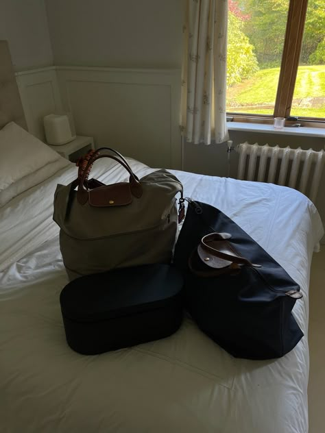 #longchamp #travel #weekend #fashion #aesthetic #weekendgetaway #vacation #fall #autumn Longchamp Weekender Bag, Longchamp Aesthetic, Longchamp Travel Bag, Longchamp Travel, Weekend Fashion, Bag Aesthetic, Duffle Bag Travel, Bags Aesthetic, Fashion Aesthetic