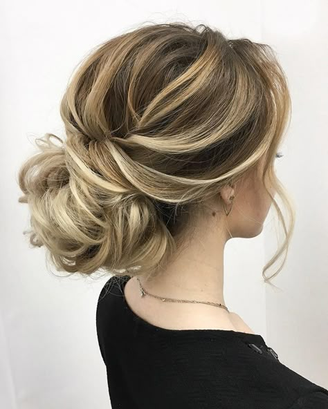 Whether a classic chignon, textured updo or a chic wedding updo with a beautiful details. These wedding updos are perfect for any bride looking for a unique wedding hairstyles... Unique Wedding Hairstyles, Messy Wedding Hair, Messy Hair Updo, Loose Updo, Romantic Hairstyles, Elegant Wedding Hair, Wedding Hair Ideas, Wedding Hair Styles, Best Wedding Hairstyles