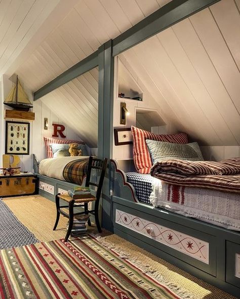 Loft In Bedroom Ideas, Kids Attic Bedroom, Alcove Bed, Attic Bed, Vintage Kids Room, Children's Bedroom Ideas, Bunk Rooms, Attic Room, Attic Bedrooms