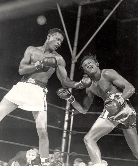 Sugar Ray Robinson lands an uppercut on Kid Gavilan (1948) Boxer Photoshoot Boxing, Black And White Boxing Photography, Old Boxing Photos, Boxing Tattoos, Gym Posters, Sugar Ray Robinson, Boxing Legends, Boxing Images, Joe Louis