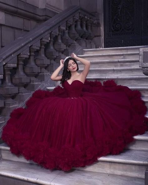 Prom Dress Ideas Unique, Diy Gown, Quince Photoshoot Ideas, Xv Dresses, Party Wear Gowns, Quinceñera Dresses, Quince Dresses Red, Red Quinceanera Dresses, Pretty Quinceanera Dresses