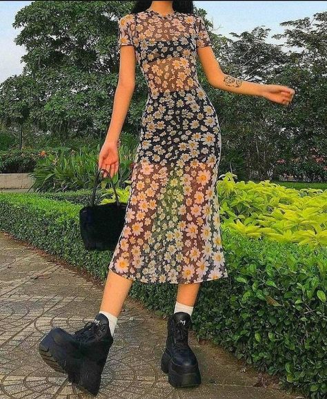 Flower Skirt Outfit, Mesh Dress Outfit, Mesh Top Outfit, Floral Skirt Outfits, Vestidos Retro, Instagram Dress, Pastel Outfit, Zoe Kravitz, Crop Top Outfits