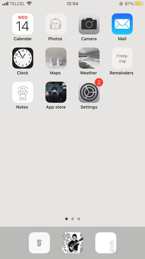 Homescreen Layout Iphone Minimalist, Phone Layout Minimalist, Home Screen Layout Minimalist, Minimalist Homescreen Ideas, Minimalist Ios Homescreen, Minimalist Phone Theme, Simple Ios Homescreen, Homescreen Minimalist, Minimalist Iphone Layout