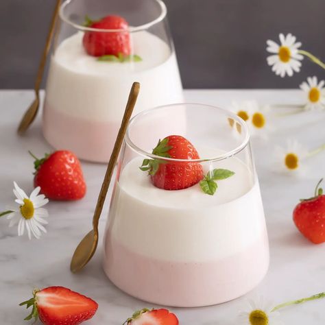 🍓🍮 Low Carb Strawberry Yogurt Panna Cotta 🍮🍓 In Sweden, midsummer is a magical time filled with celebration, dancing, and of course, delicious food! Strawberries are a quintessential part of this festive season, appearing in everything from simple snacks to elaborate desserts. This year, instead of baking, I've decided to create something equally delightful but much easier to prepare. 🌻Light, creamy, and bursting with strawberry flavor🍓. The perfect dessert for a warm midsummer day and for ... Yogurt Panna Cotta, Strawberry Panna Cotta, Strawberry Yoghurt, Simple Snacks, Strawberry Flavor, Strawberry Yogurt, Low Carb Desserts, Perfect Desserts, Gluten Free Desserts