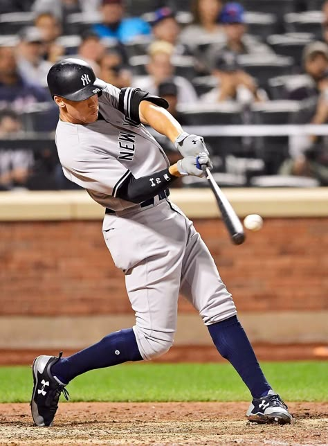 Baseball Photography Action, Mlb Baseball Players, Mlb Yankees, Baseball Wallpaper, Baseball Photography, Aaron Judge, Baseball Pictures, Baseball Art, New York Yankees Baseball