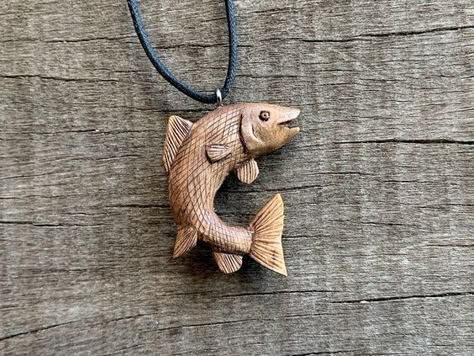 Fish Carvings Wood, Wood Carved Pendants, Wood Carving Jewelry, Wood Jewerly, Fish Wood Carving, Carved Wooden Animals, Cabin Crafts, Hand Carved Walking Sticks, Woodworking Projects Unique