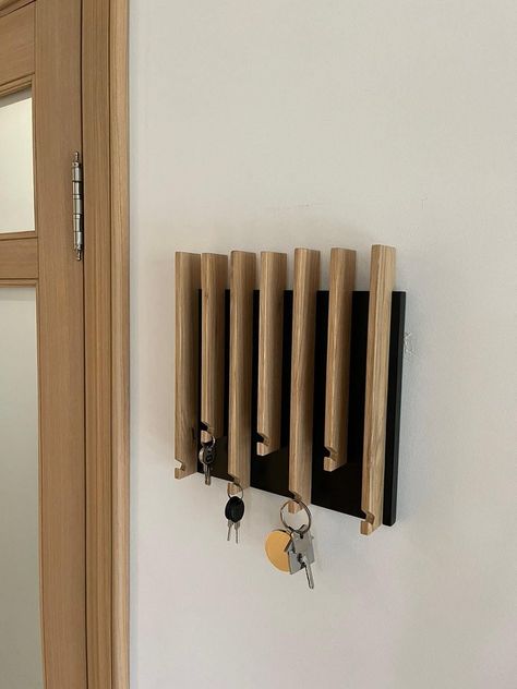 Small Wooden Projects To Sell, Hidden Key Holder Ideas, Minimalist Wall Decor Living Room, Key Hanger Ideas, House Key Holder, Diy Key Holder, Modern Key Holder, Photo Walls Bedroom, Handmade Wood Crafts