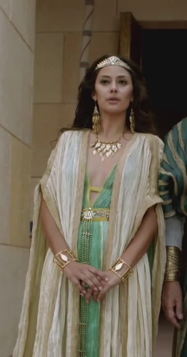 Ancient Greek Clothing Historical, Egypt Style Clothing, Egyptian Historical Clothing, Medieval Egyptian Clothing, Egyptian Clothing Aesthetic, Ancient Royalty Clothing, Ancient Egyptian Inspired Fashion, Ancient Greek Aesthetic Fashion, Desert Royalty Clothing