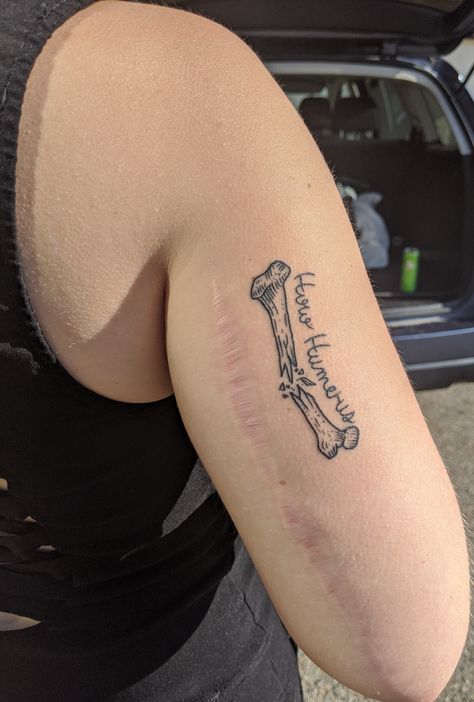 How humerus 🤔 Broken bone tattoo Arm Bone Tattoo, Arm Bones Tattoo, Bone Break Tattoo, Wrist Bone Tattoo, Dry Bones Tattoo, Tattoo Over Scar Ideas, Ankle Bone Tattoo, Small Bone Tattoo, Humerus Tattoo