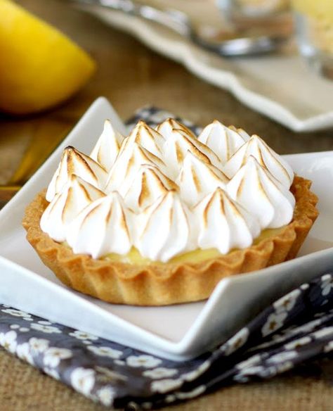 Mini Lemon Meringue Pie Recipe — Eatwell101 Fluffy Meringue, Mini Lemon Meringue Pies, Lemon Meringue Pie Easy, Best Lemon Meringue Pie, Meringue Pies, Portable Dessert, Lemon Meringue Cheesecake, Lemon Pie Recipe, Lemon Meringue Tart