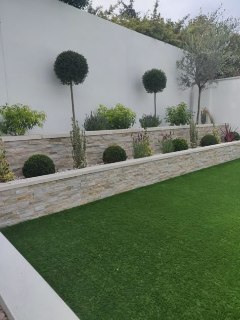 Layered Garden Design, White Retaining Wall Garden, Rectangular Garden Design Ideas, Arriates Jardin Ideas, Small Garden Landscape, Landscaping Retaining Walls, Modern Backyard Landscaping, Back Garden Design, Easy Landscaping