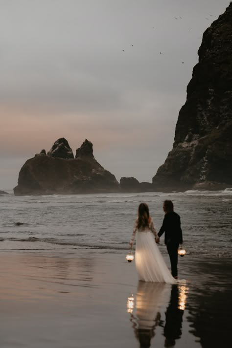 Secret Beach Oregon Elopement, Cannon Beach Oregon Wedding, Most Beautiful Places To Elope, Cannon Beach Oregon Elopement, Cliff Wedding Photos, Oregon Wedding Photography, Canon Beach Elopement, Iceland Prewedding, Beach Elopement Photography