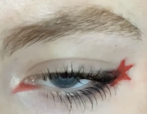 Red Star Eye Makeup, Red Star Makeup, Star Makeup Look Eyeliner, Neckline Tattoo, Simple Red Eye Makeup, Stars Eyeliner, Star Eye Makeup, Star Eyeliner, Stars Makeup