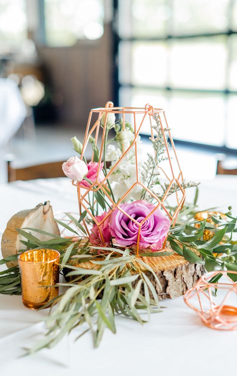 We are heart eyeing this gold, modern geometric centerpiece 😍 Tables Centerpieces, Wedding Reception Tables Centerpieces, Boho Wedding Colors, Geometric Centerpiece, Protea Wedding, Reception Tables, Dekor Diy, Wedding Floral Centerpieces, Geometric Wedding