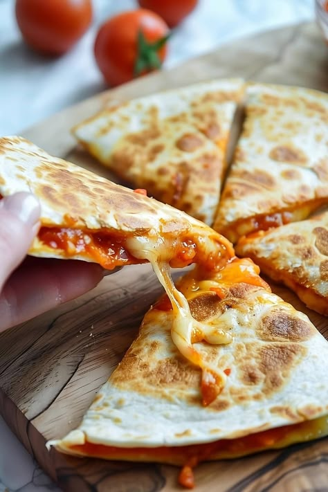 Easy Pizza Quesadilla Is the Ultimate Cheesy Mashup Dessert Quesadilla, Cheesy Quesadilla, Pizza Quesadilla, Simple Pizza, American Foods, Cheesy Pizza, Quesadilla Recipe, Leftover Pizza, Craving Pizza