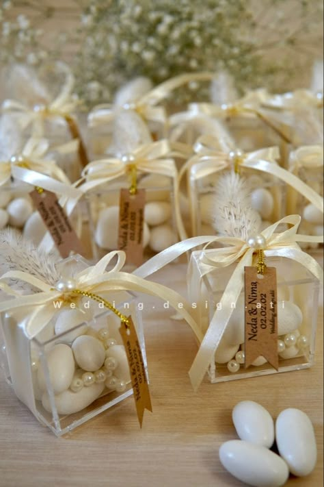 Wedding Guest Gift Ideas Cheap, Wedding Ambiance, First Communion Decorations, Communion Decorations, Wedding Gift Pack, Bridal Gift Wrapping Ideas, Handmade Wedding Favours, Wedding Gifts Packaging, Bridal Party Favors