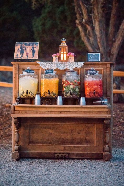 Drink Display Wedding, Coffee Station Wedding, Piano Wedding, Open Bar Wedding, Wedding Drink Station, Cocktail Station, Piano Decor, Drink Display, Vintage Piano