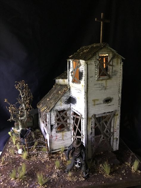 Horror Diorama Ideas, Creepy Diorama, Coffin Diorama, Cardboard Box Houses Diy, Cottage Diorama, Creepy Miniatures, Witch House Exterior, Zombie Diorama, Graveyard Diorama