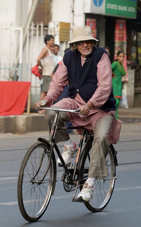 Veteran Bollywood‬ actor Amitabh ‪‎Bachchan‬ rides a bicycle along a road during filming for Piku - an upcoming Hindi film directed by Sujit Sarkar‬ in ‪‎Kolkata‬. ■ Photo: Indrajit Dutta Piku Amitabh Bachchan, Gesture Sketch, Gesture Reference, Bike India, Bicycle Drawing, Memory Drawing, Bollywood Posters, Figurative Artwork, Indian Man