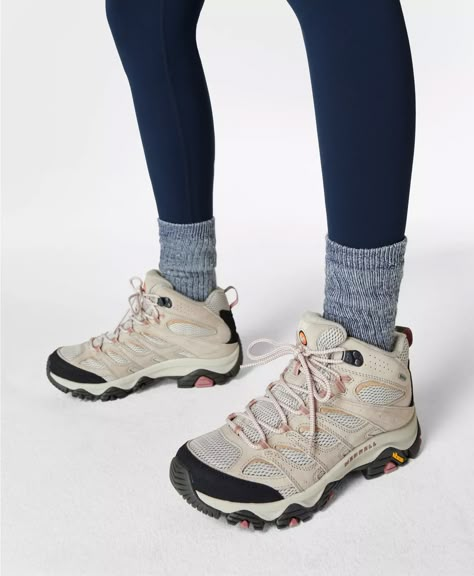 Cute Hiking Shoes, Hiking Outfits Summer, Trail Outfits, Merrell Shoes Women, Walking Outfit, Cute Hiking Outfit, Hiking Outfits, Merrell Moab, Walking Outfits