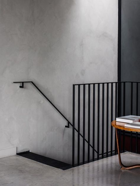 INSPIRATION: A textured grey wall and black linear railing provide the perfect pairing | est living Industrial Stairs Railing, Stairs Railing, Industrial Stairs, Handrail Design, Staircase Handrail, Balcony Railing Design, Stair Railing Design, Metal Stairs, Stairs Architecture