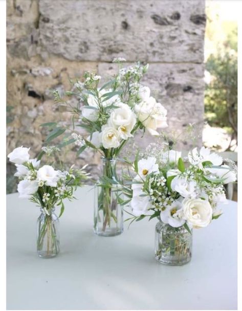 White Flower Bud Vases, Flower Bud Vases, White Wedding Flowers Centerpieces, White Flower Centerpieces, Top Table Flowers, Bud Vases Wedding, White Floral Centerpieces, Homecoming Hairstyles Black, White Floral Arrangements