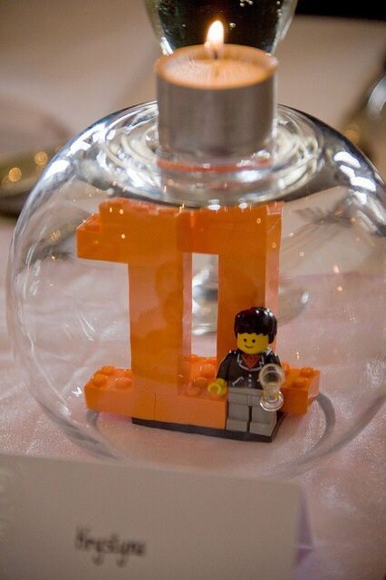 Table number Lego candle holder Table Lego, Lego Wedding, Anniversaire Diy, Geek Wedding, Lego Table, Lego Birthday Party, Lego Man, Quirky Wedding, Lego Birthday