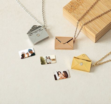 "This beautiful envelope necklace is the perfect way to keep a loved one or special memory close to your heart. This elegant locket necklace features a delicate envelope design, complete with a secure magnetic closure that opens to reveal a small compartment to hold your own photo or a small piece of text. The necklace is made of high-quality stainless steel that will not turn black or green and comes with a chain that can be adjusted to suit your preference. Personalize this necklace by adding Envelope Necklace, Everyday Pendant, Photo Envelope, Aniversary Gifts, Message Necklace, Custom Envelopes, Photo Necklace, Photo Pendant, Valentin Nap