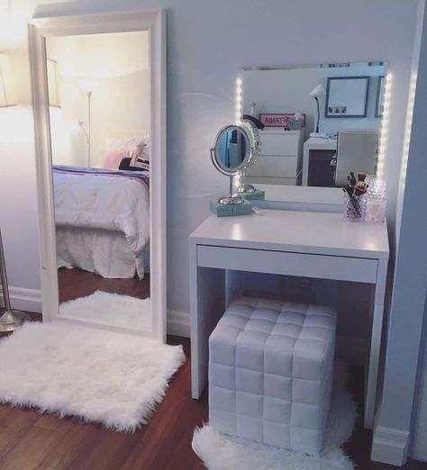 Ikea Make Up Station, Small Vanity Desk Ideas Bedroom, Mini Makeup Table, Small Makeup Table Ideas, Ikea Micke Vanity, Room Vanity Ideas Small Spaces, Vanity Small Room, Mini Vanity Small Spaces Bedroom, Vanity In Small Bedroom