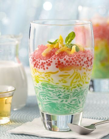 Nam Vam (Na Va) -- Tri Color Drink.   Boil the Tapioca, drain and add fruit (mango, lychee, or whatever), and diced coconut jelly, macapuno strings, kaong. Add honey to coconut milk until sweetened to taste. Mix all together! Or, you can layer neatly in the glass by color... Jelly Drink, Hmong Food, Minnesota Photography, Fruit Mango, Coconut Jelly, Laos Food, Canopy Beds, Outdoor Showers, Palm Island