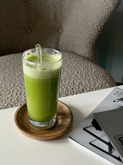 Healthy Juice Aesthetic, Juice Recipes Blender, Aesthetic Green Juice, Juice For Clear Skin, Green Smoothie Aesthetic, Wellness Girl Aesthetic, Juice Wallpaper, Green Juice Aesthetic, Green Juice Girl