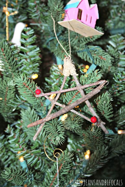 Easy DIY Christmas Twig Stars|Ripped Jeans and Bifocals Diy Rustic Christmas Ornaments, Pioneer Christmas, Crismas Tree, Diy Rustic Christmas, Christmas Ornaments Ideas, Twig Stars, Ornaments Ideas, Rustic Christmas Ornaments, Clay Christmas