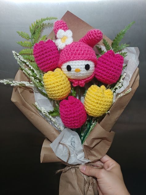 Bouquet tulipanes my melody hello kitty amigos Amigurumi pattern flores tejidas crochet rosa amarillo arreglo floral Sanrio Crochet Bouquet, Crochet Hello Kitty Bouquet, Hello Kitty Crochet Bouquet, Crochet Bouquets, Tulips Pink, Friends Crochet, Hello Kitty Crochet, Yellow Bouquets, Melody Hello Kitty