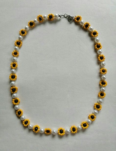 Daisy Beaded Necklaces, Sunflower Necklace Beads, Sunflower Necklace Diy, Cute Pearl Necklace Diy, Cute Glass Bead Bracelets, Bee Bracelet Beads, Beads Pearl Necklace, Sunflower Beaded Necklace, Beaded Sunflower Bracelet