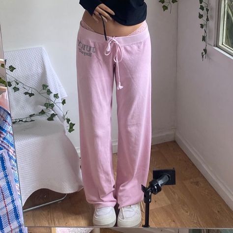 Y2k Comfy Outfit, Juicy Pants Outfit, Juicy Couture Outfits, Juicy Outfit, Juicy Couture Aesthetic, Purple Tracksuit, Y2k Track Pants, 2000s Pants, Depop Clothes