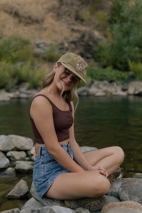 Womens Summer Camping Outfits, Outfits To Wear In Arizona, Mountain Outfits Aesthetic, Gronola Girl Outfits Summer, Coorg Travel Outfits Women, Camp Counsellor Outfits, Summer Outfits Outdoors, State Park Outfit, Summer Camp Outfits For Counselors