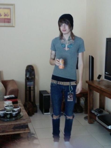 Long Scene Hair, Ben Bruce, Me Waiting, Men's Emo Style, Emo Music, Go To School, Scene Hair, Asking Alexandria, Boy Fashion