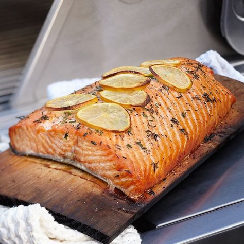 Plank Grilled Salmon, Cedar Plank Grilled Salmon, Salmon In Foil Recipes, Salmon Smoked, Fish Dinners, Grilled Salmon Recipes, Seafood Entrees, Healthy Salmon, Recipes Book